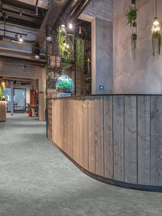 738_Interfloor-Dynamic-Basalto_Kleur-968_Hotel-ontvangst-balie_detail