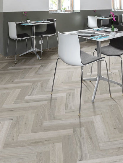 763_Interfloor-Dynamic-Wood-XL-Fishbone_Kleur-F59_Restaurant-Eetruimte-visgraat-vloer-2